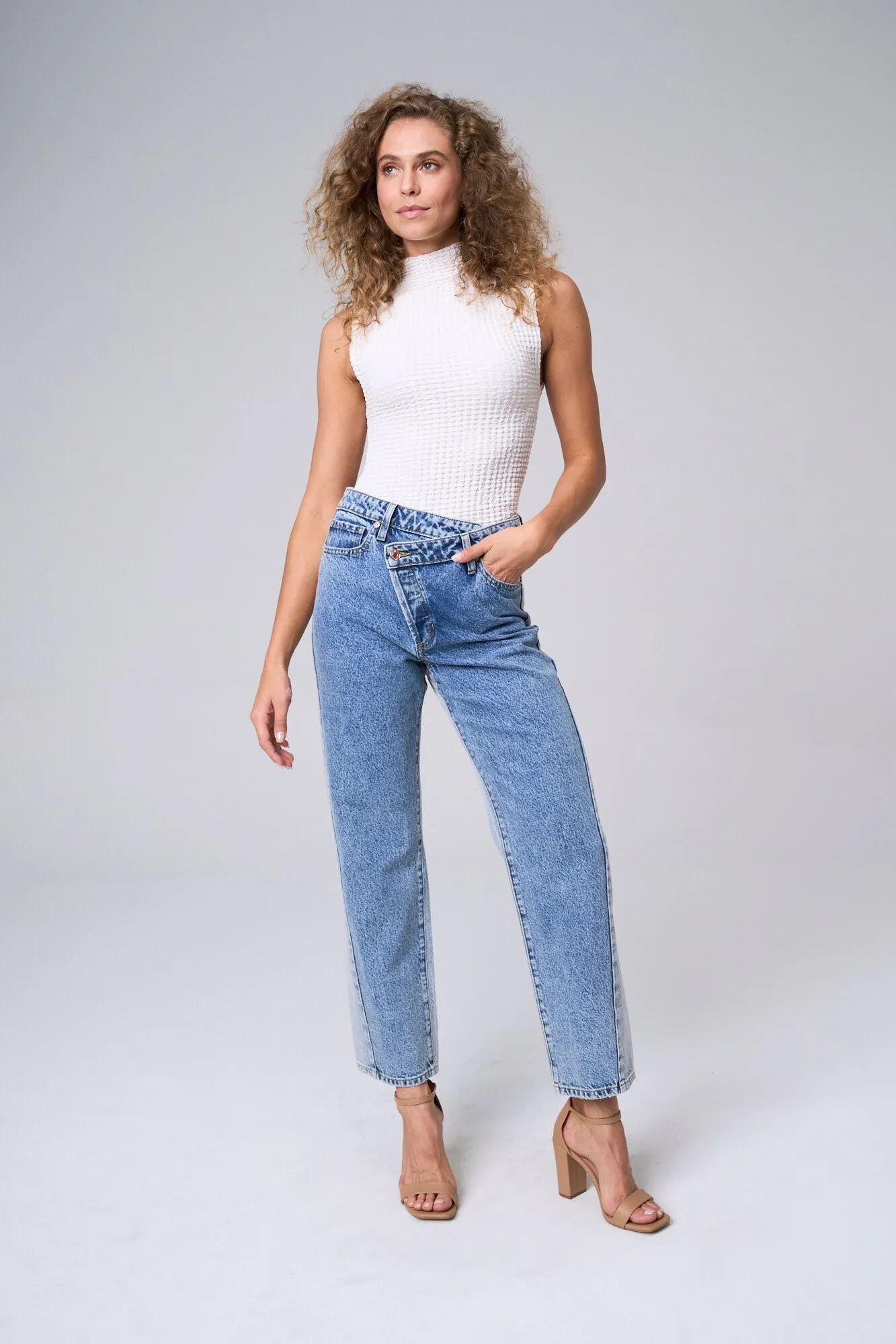 HIGH RISE CRISS CROSS WIDE STRAIGHT JEANS IN LIGHT TWO TONE / SP-P12235TT