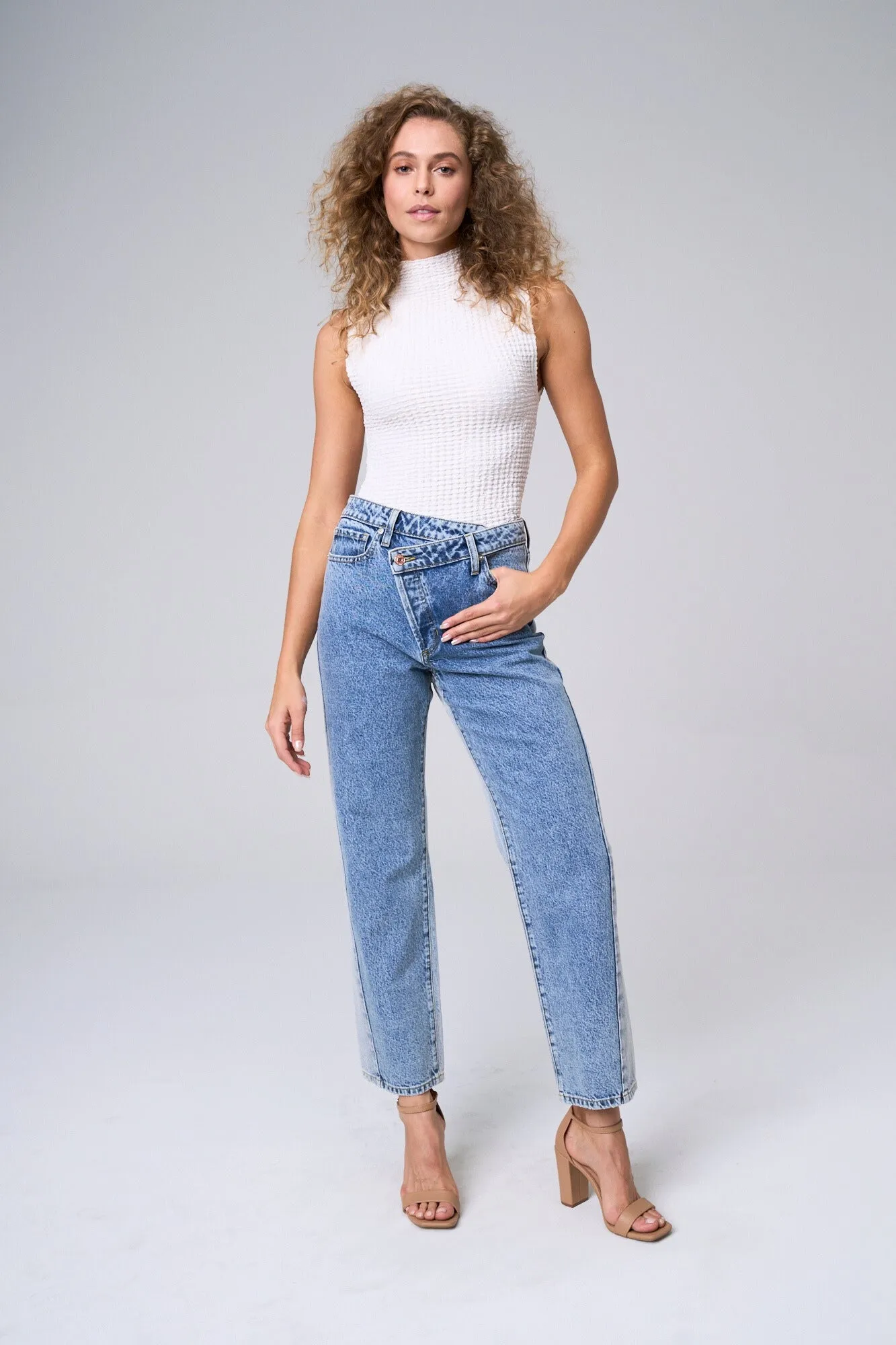 HIGH RISE CRISS CROSS WIDE STRAIGHT JEANS IN LIGHT TWO TONE / SP-P12235TT